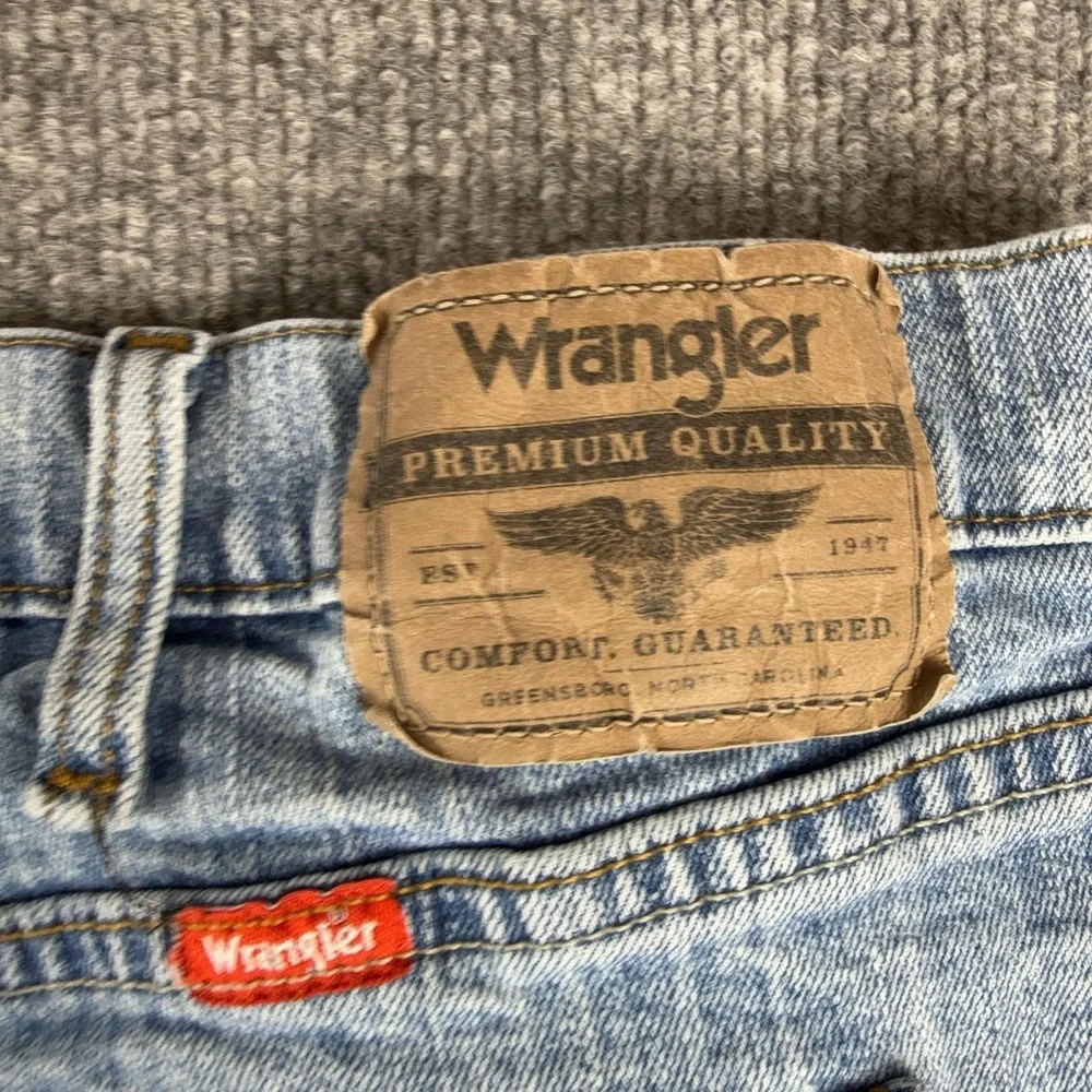 Wrangler Jeans Mens 42x30 Light Wash Blue Relaxed Fit Straight Stretch Denim
